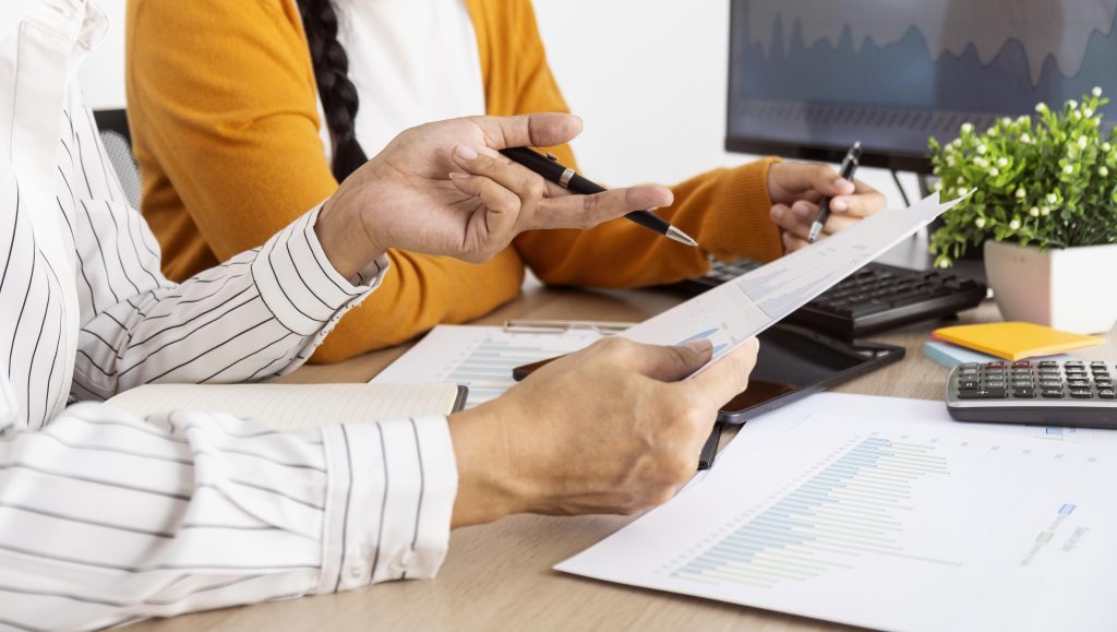 Immagine di un cliente che riceve assistenza fiscale Consulente fiscale a Villasanta (MB) che assiste un cliente con la dichiarazione dei redditi.